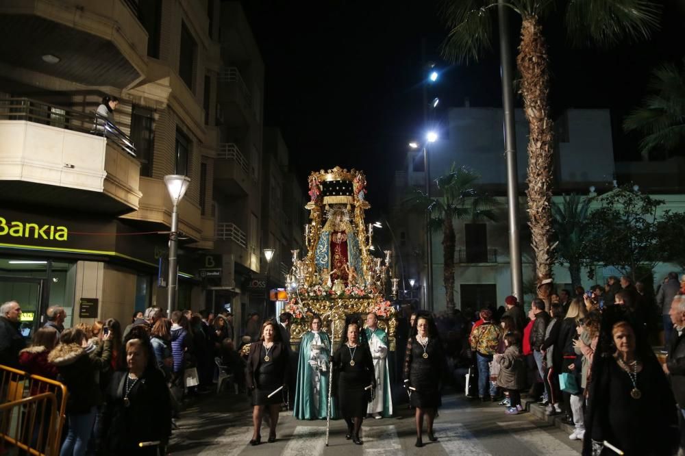 Miles de personas contemplaron el paso de las imágenes de las seis cofradías que participan en Lunes Santo