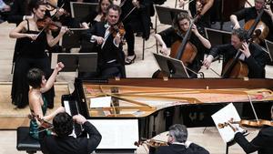 La pianista Yuja Wang y la Chamber Orchestra of Europe durante el concierto del pasado sábado en en el Auditori.
