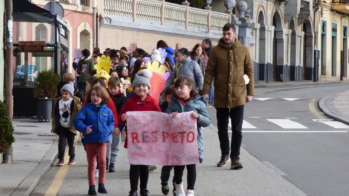 Los escolares del colegio Verdeamor de Tineo conmemoran el Día Internacional de la Paz.