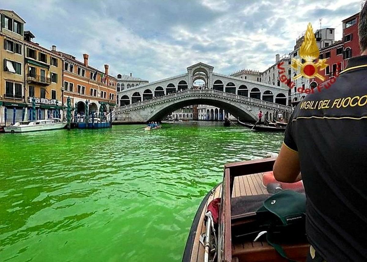 Alerta en Venecia: el agua del Gran Canal se tiñe de verde