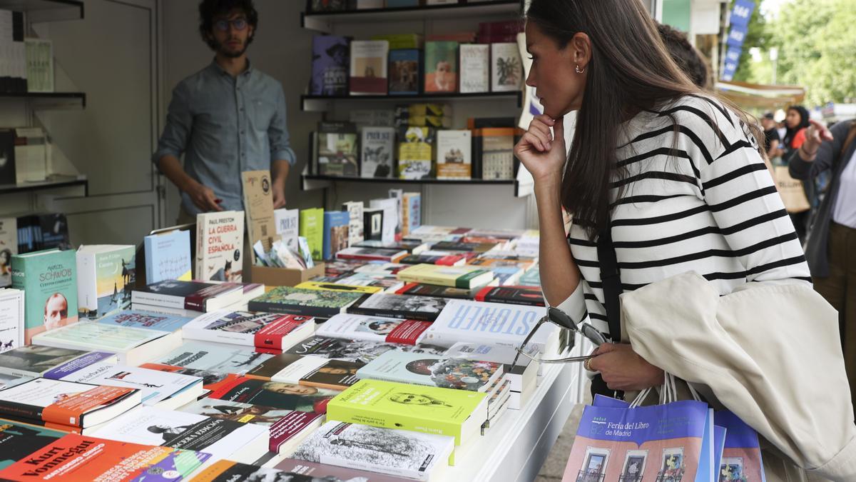 La reina Letizia en la Feria del Libro de Madrid.