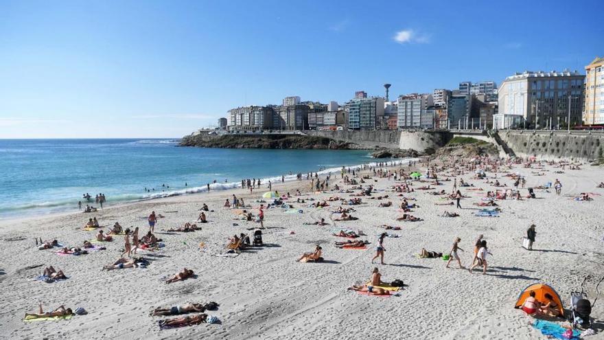 La playa coruñesa del Orzán, un día de verano.