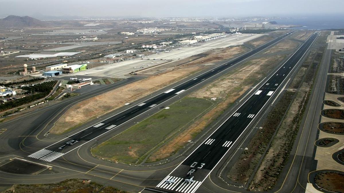 Archivo - Las dos pistas del aeropuerto de Gran Canaria donde se ampliarán los accesos a las cabeceras