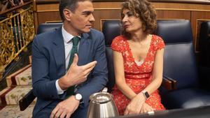 El presidente del Gobierno, Pedro Sánchez, y la vicepresidenta primera y ministra de Hacienda, María Jesús Montero, conversan a su llegada a una sesión extraordinaria en el Congreso de los Diputados, a 17 de julio de 2024, en Madrid (España).