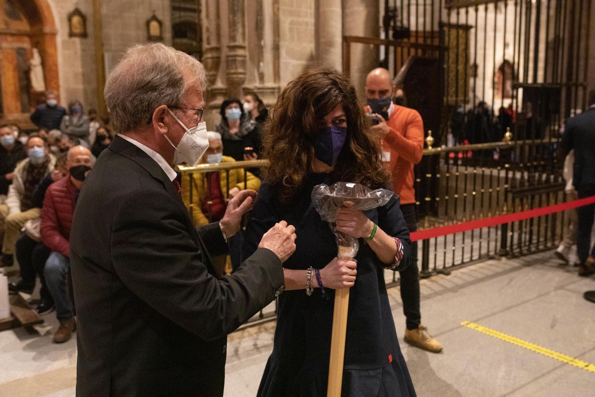 La cuarta mujer en la lista de espera retira su hachón.