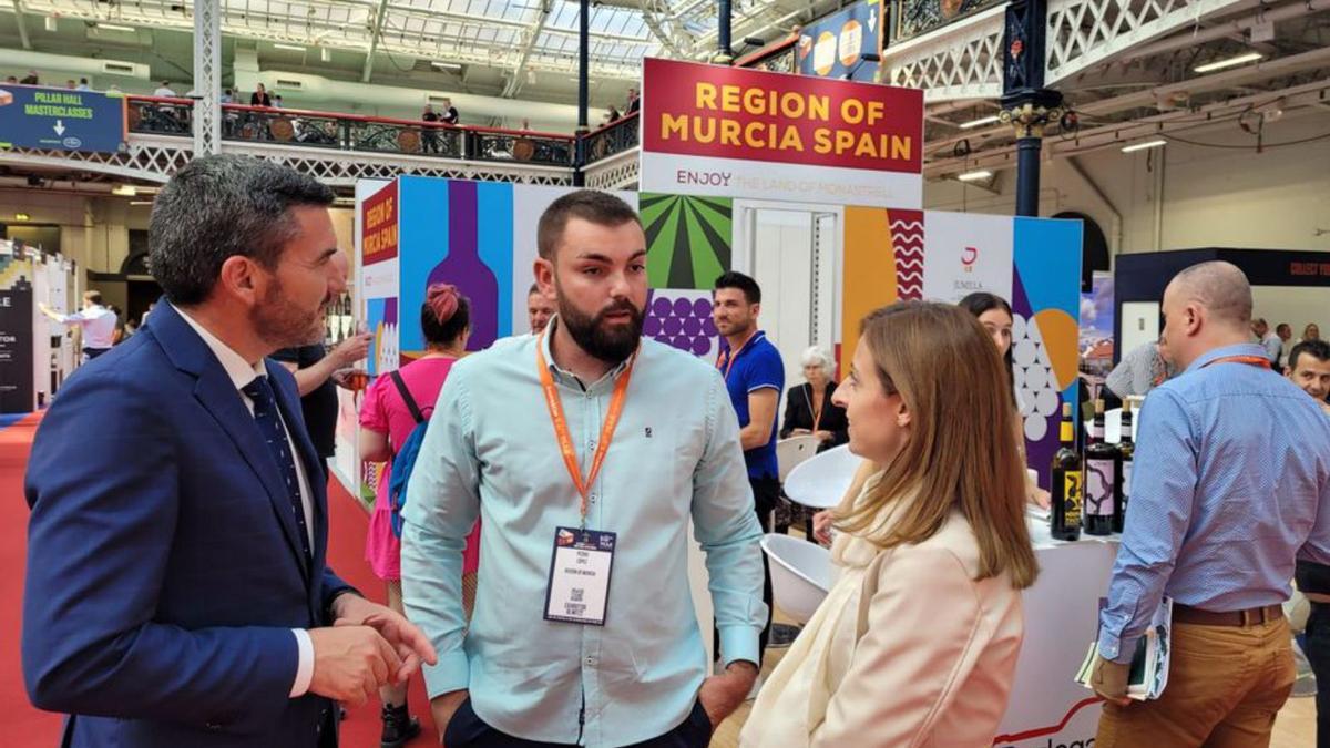 Antonio Luengo durante su visita a la feria London Wine. | CARM