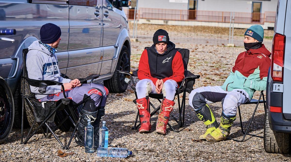 Àlex Márquez, Marc y el campeón brasileño Diogo Moreira, en un descanso de su entrenamiento del lunes en Alcarràs (Lleida).t