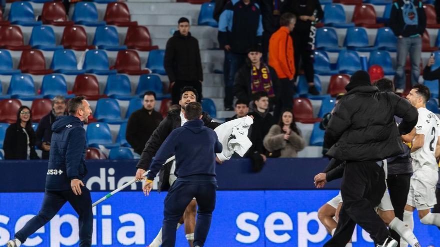 LALIGA denuncia cánticos en el Levante - Valencia y los botellazos a Cömert