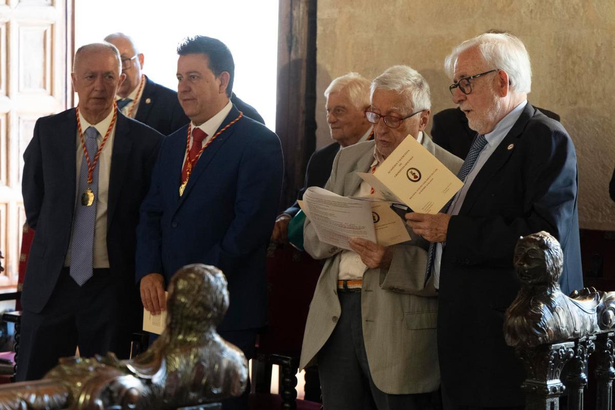 Lairón junto a otros cronistas, en el acto celebrado en Alzira.