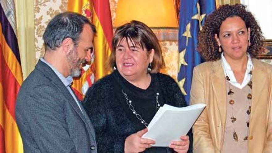 El vicepresidente del Govern, Biel Barceló, la presidenta del Parlament, Xelo Huertas, y la consellera de Hacienda, Cati Cladera.