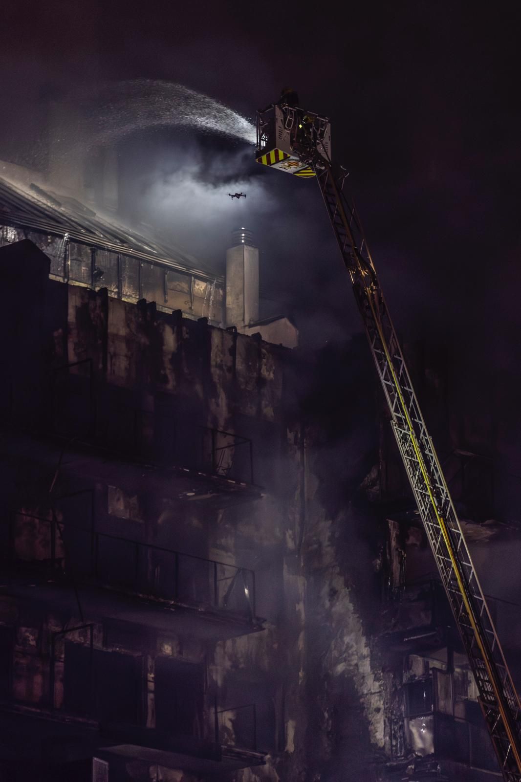 El trabajo de los bomberos en la trágico incendio de València