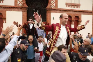 Cumbre de Diego Ventura en Gijón con una gran corrida de Ribeiro Telles: a hombros junto a Joao Telles y el ganadero (vídeo)