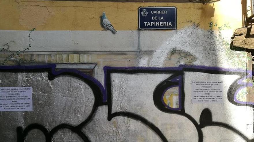 Destrozan el mural de la bicicleta de la calle de la Tapinería