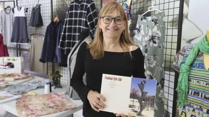 La directora, Paqui Borox, con la revista l&#039;Ullal.