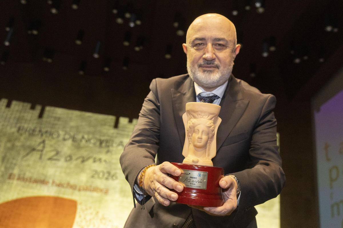 Pablo Álvarez, en el escenario del Auditorio Provincial de Alicante, con el Premio Azorín