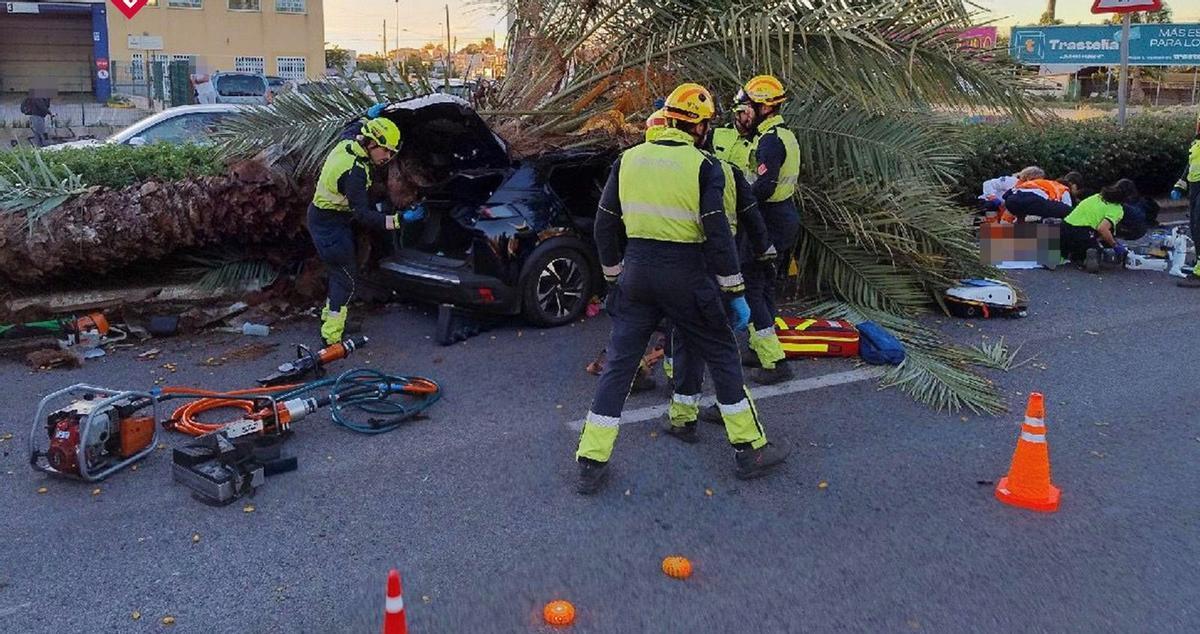 Un momento de la asistencia inicial al accidentado en la CV-905 con sanitarios de la ambulancia medicalizada y Bomberos de Torrevieja