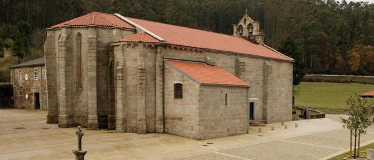 Cabecera del templo, con ábsides con contrafuertes