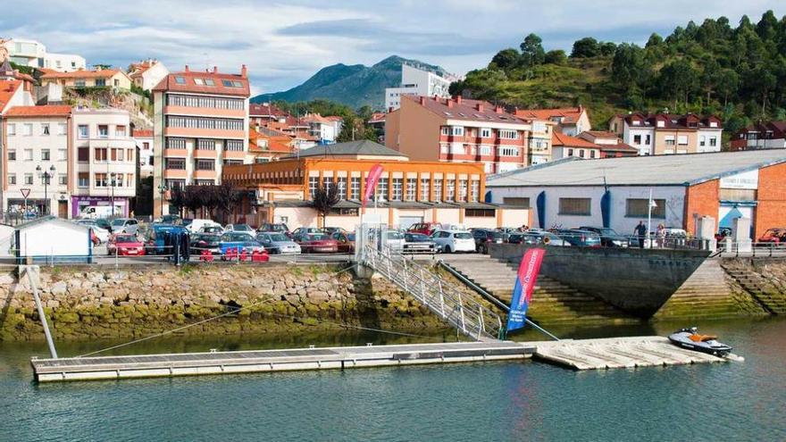 El embarcadero de una empresa de turismo activo, en la villa de Ribadesella.