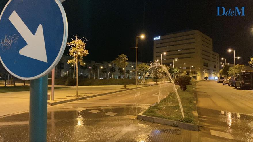 Dos aspersores rotos del barrio de Nou Llevant riegan a chorro la calle en vez del césped de la medianera