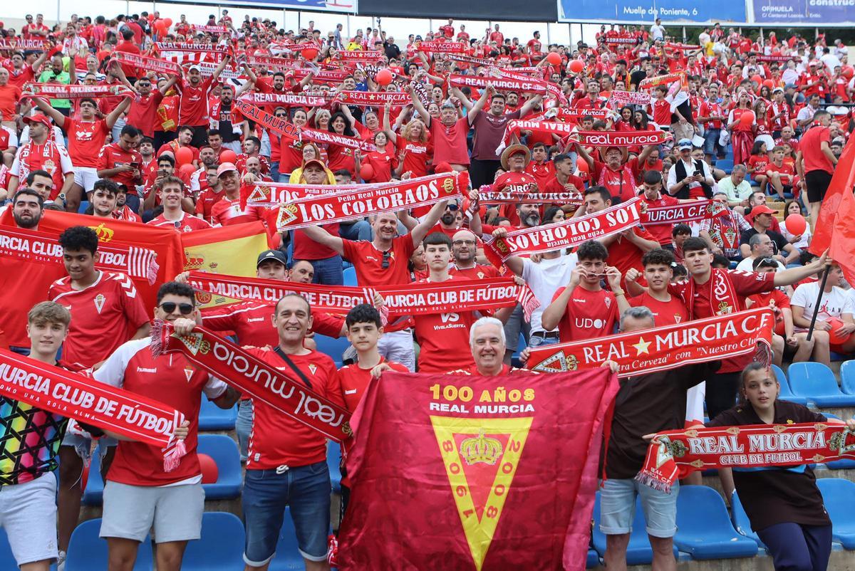 Los aficionados del Real Murcia en la semifinal por el ascenso a Primera Federación del Rico Pérez en mayo de 2022, ante el Rayo Cantabria.
