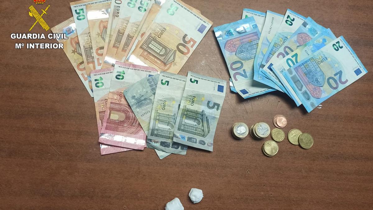 Droga y dinero incautado al ahora arrestado.