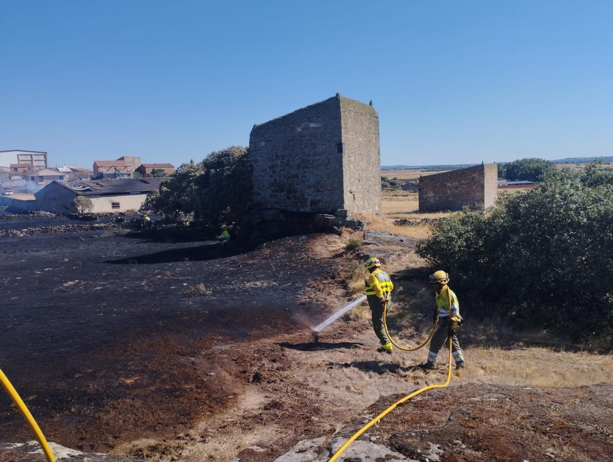 GALERÍA | Importantes daños en el incendio de una nave en Pereruela de Sayago GALERÍA | Importantes daños en el incendio de una nave en Pereruela de Sayago