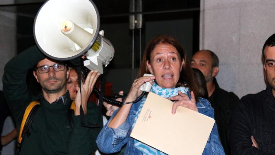 Madrenas entre Font (esquerra) i Bertran (dreta), ahir a la nit davant la comissaria de la Policia