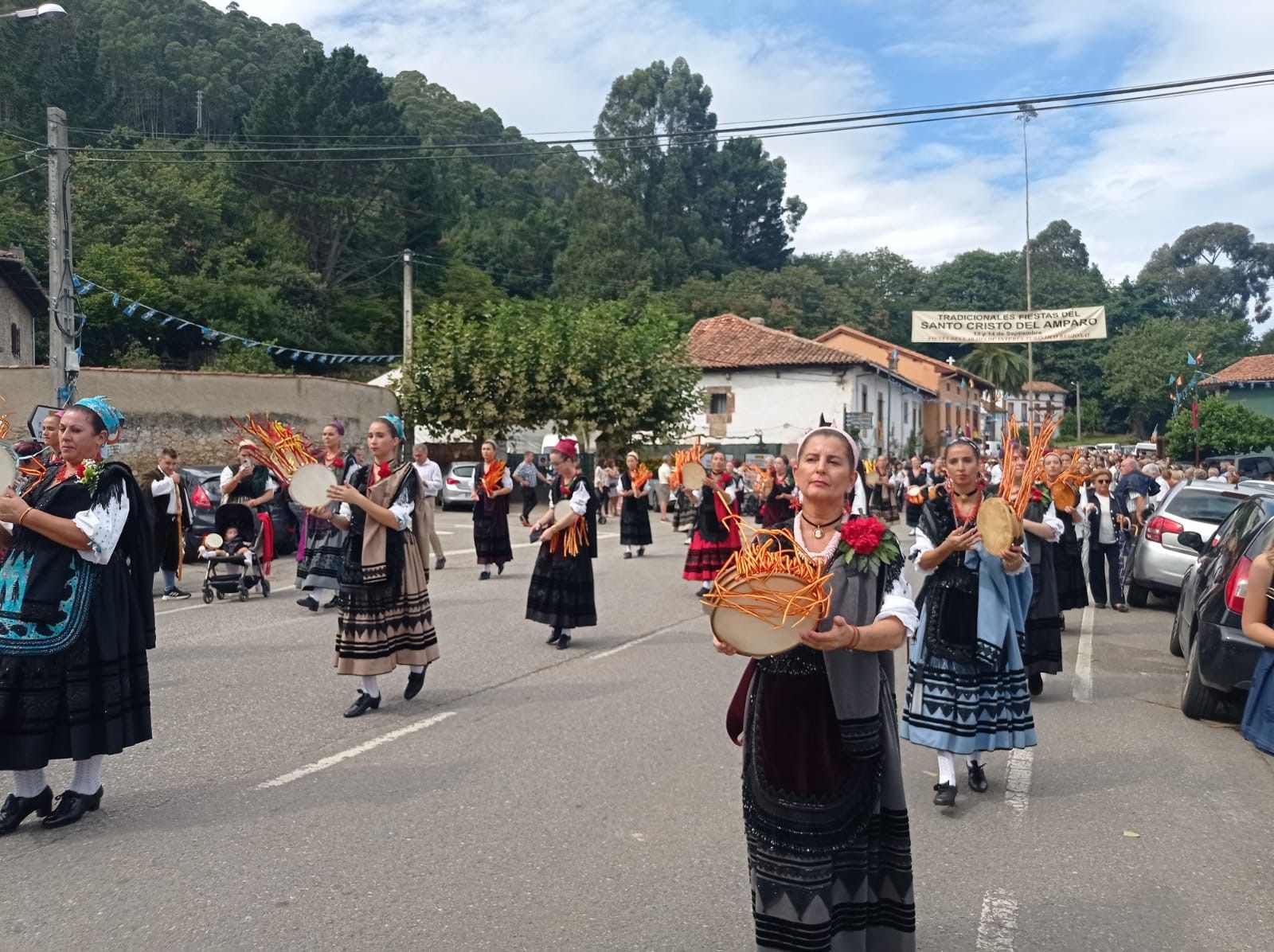 Nueva se entrega al Santo Cristo del Amparo: así fue la multitudinaria procesión de la localidad llanisca