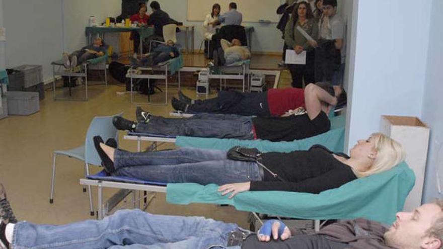 Decenas de donantes guardaron cola en el CIAJ.