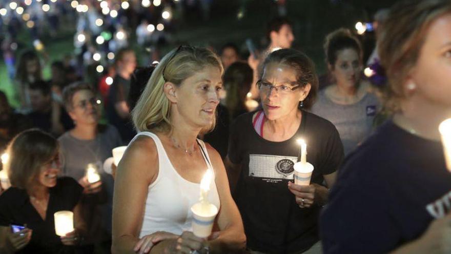 Emotiva vigilia por la manifestante asesinada en Charlottesville