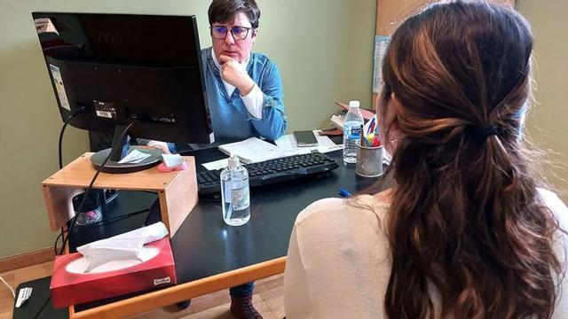 Una orientadora laboral de la Fundación Amigos de Galicia atendiendo a una usuaria