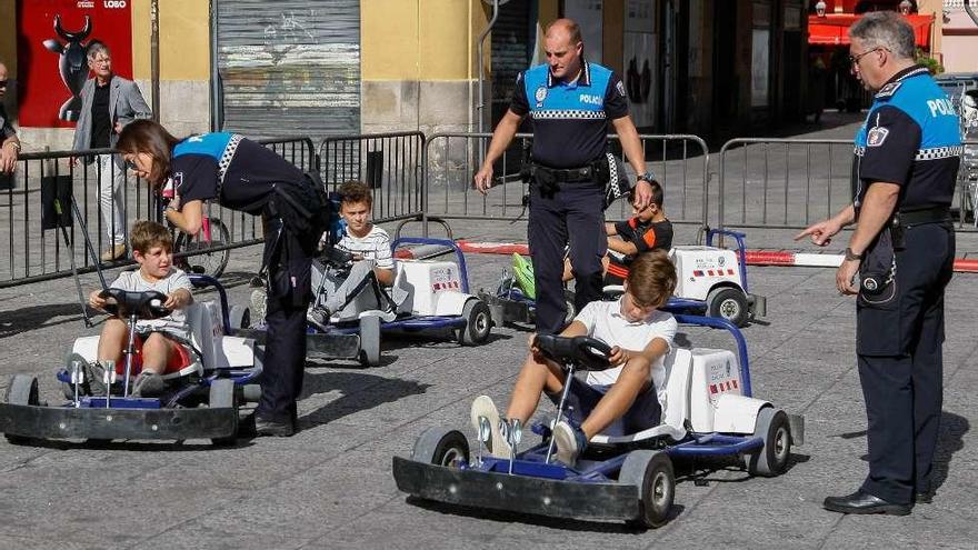 Los más pequeños aprenden las reglas básicas de la educación vial