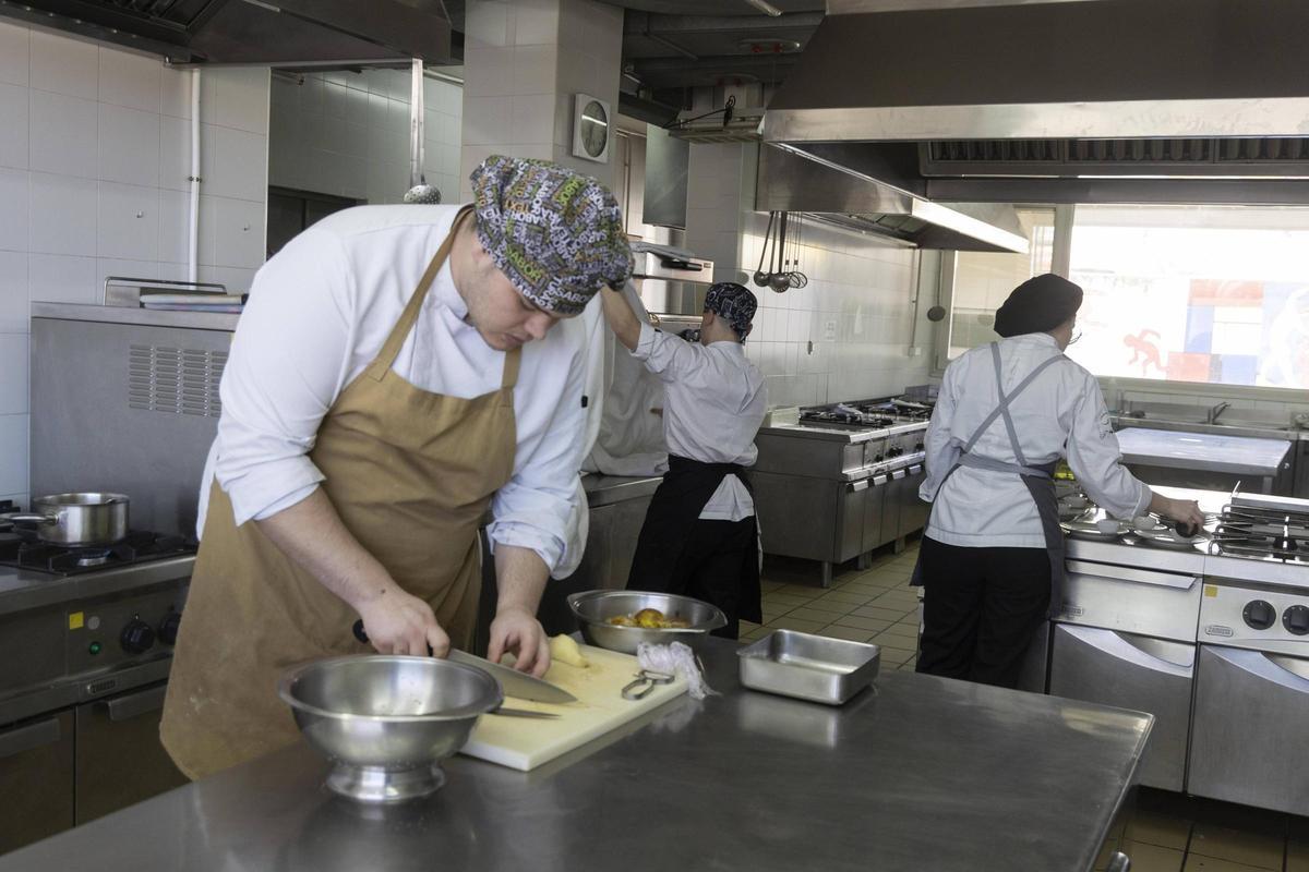 Estudiantes de los ciclos de cocina preparando el menú en el  restaurante del IES Enguera, el pasado jueves.