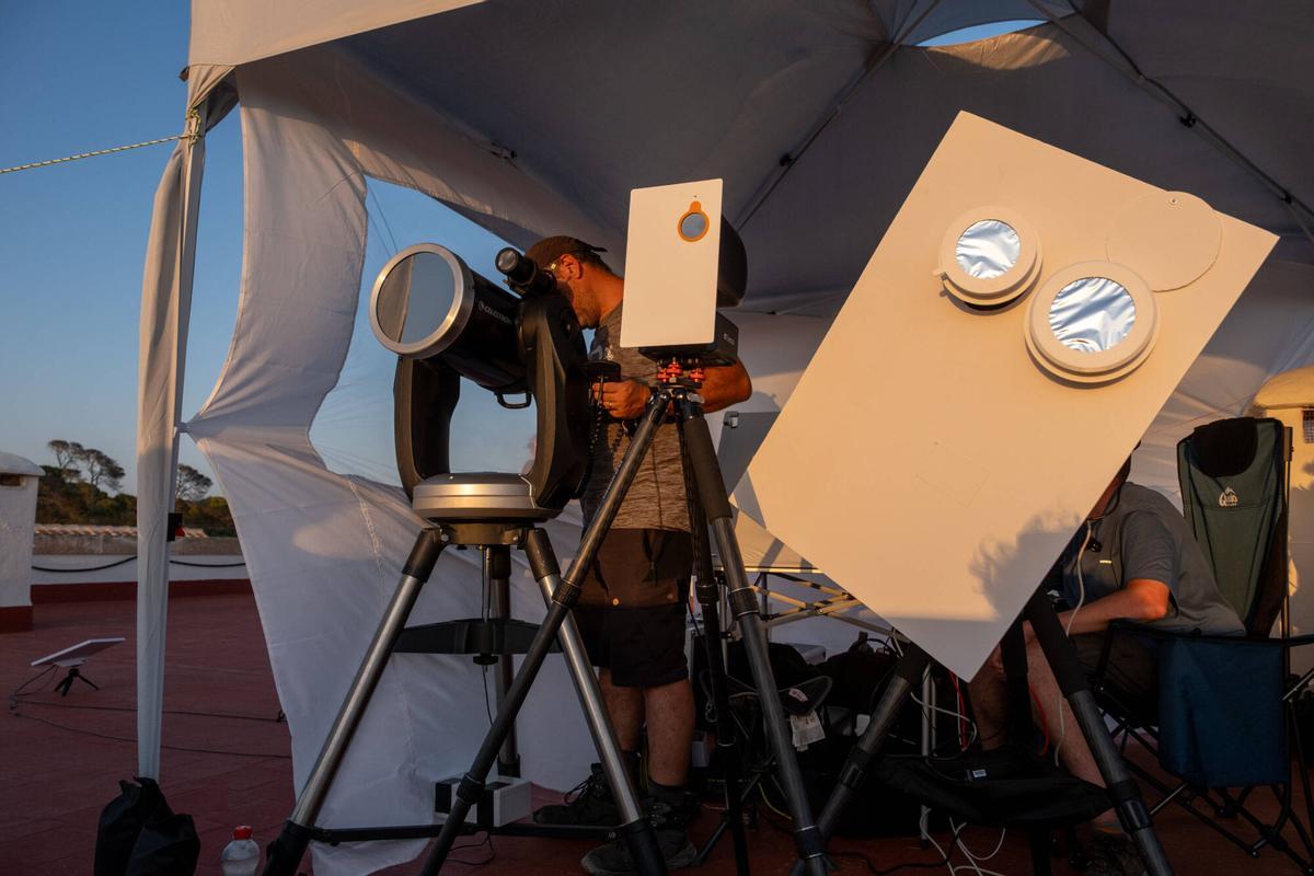 Reportaje del eclipse con los astrónomos, faro de Ses Salines. Reportaje del eclipse con los astrónomos, faro de Ses Salines.