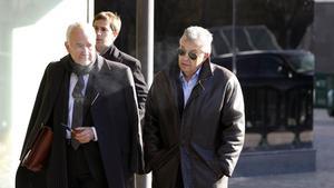 El tío de Manuel Bustos, Melquiades Garrido (derecha), acude a declarar por el ’caso Mercuri’, el pasado 3 de diciembre en Sabadell.