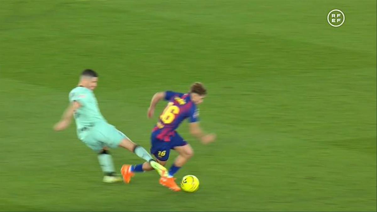 El audio del VAR que desvela la reacción de Sancet tras su expulsión: "¡Es una patada normal!"