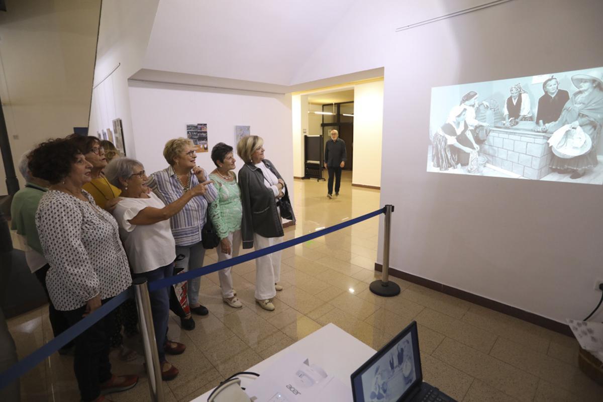 Ladies del Teatro repasan sus 25 años sobre los escenarios con una exposición en Sagunt.