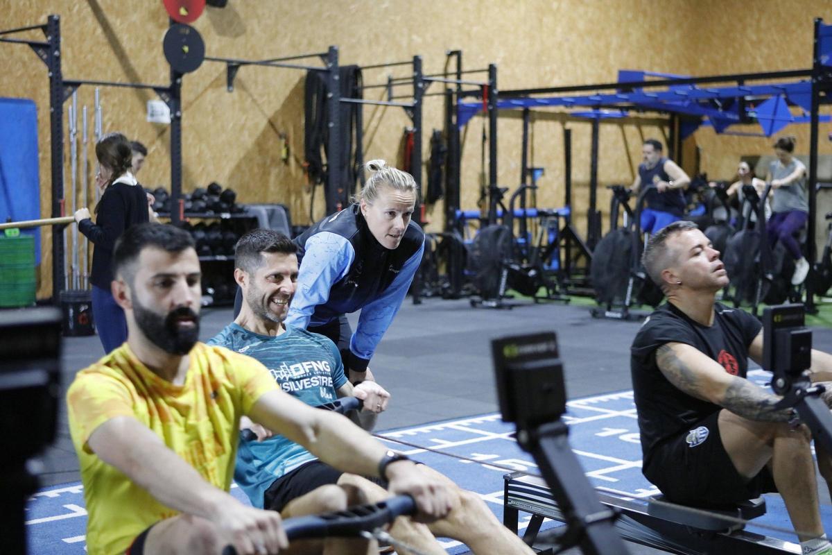 Trainerin Isabel Juez feuert im RS Training Center die Sportler an der Rudermaschine an