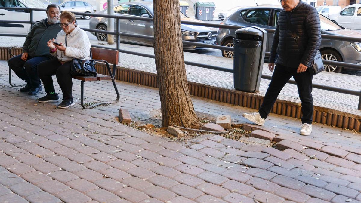 El socavón que trae de cabeza a los vecinos de San Ginés, en la avenida Pintor Poela