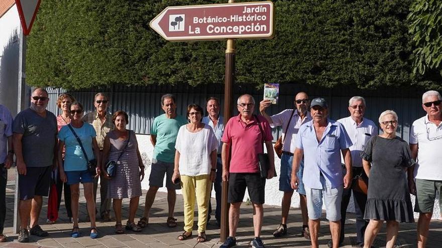 Un grupo de vecinos de San José y de la Alegría de la Huerta, delante de un cartel del jardín botánico la semana pasada.