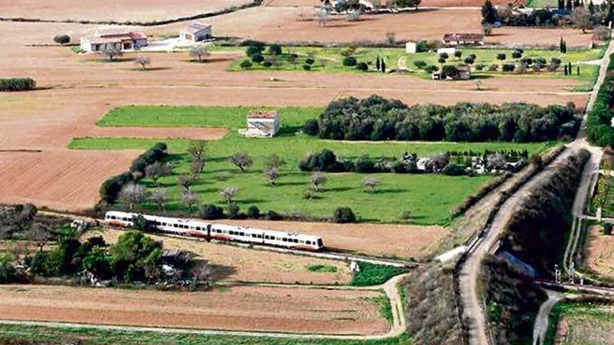 El tren de Palma a Manacor a su paso por la comarca del Pla.