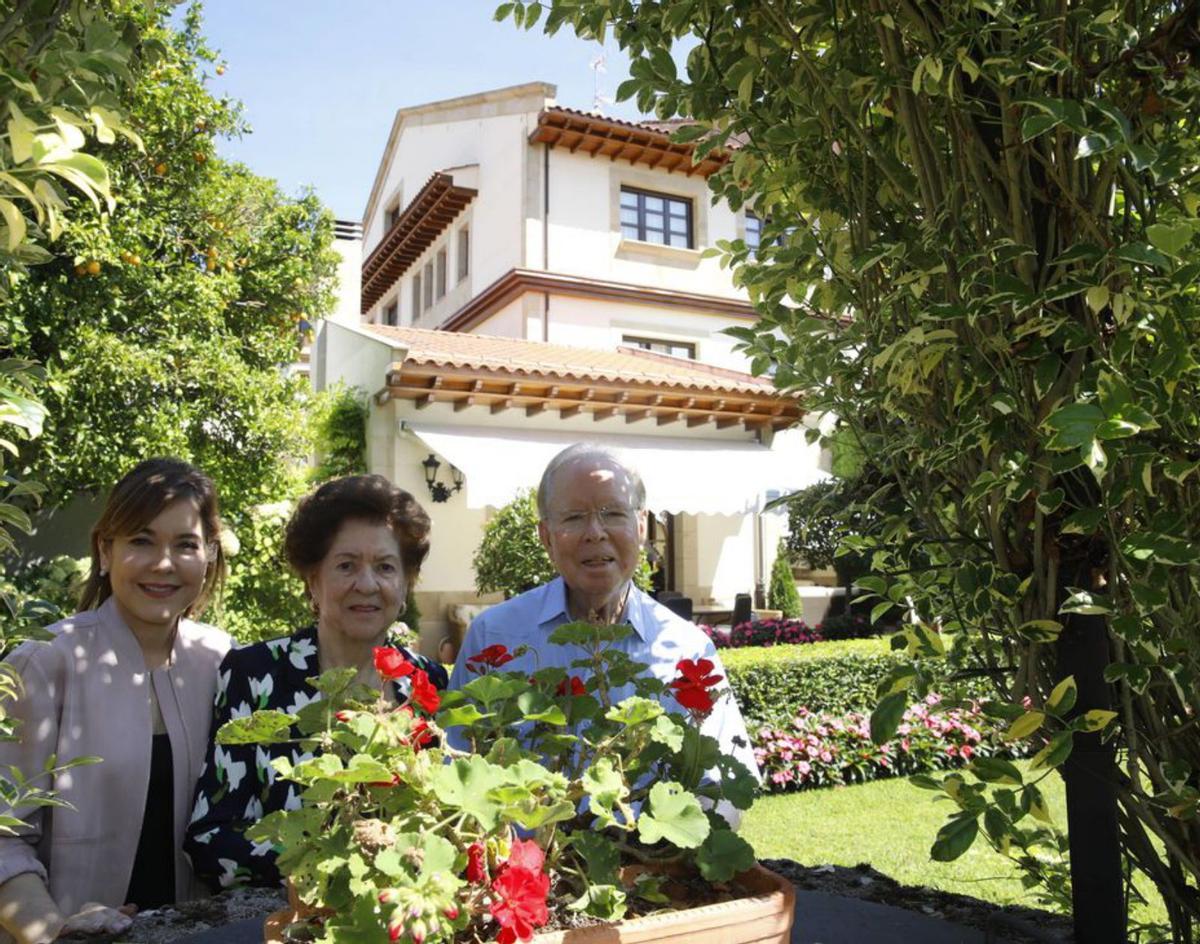 Por la derecha, Pepín Corripio, su esposa, Ana María Alonso, y la hija menor del matrimonio, Ana Corripio Alonso. | Ángel González