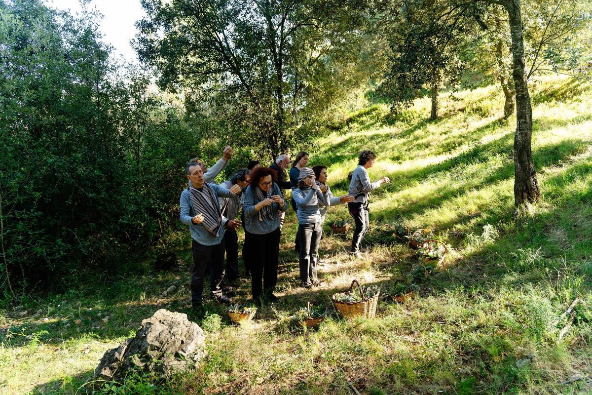 Persones d'edats diverses durant un taller de Micropobles a Escena