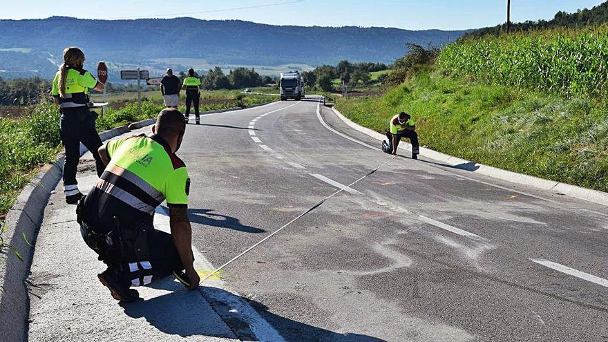 Agents dels Mossos d&#039;Esquadra investigant les causes de l&#039;accident mortal d&#039;ahir a Santa Maria de Merlès