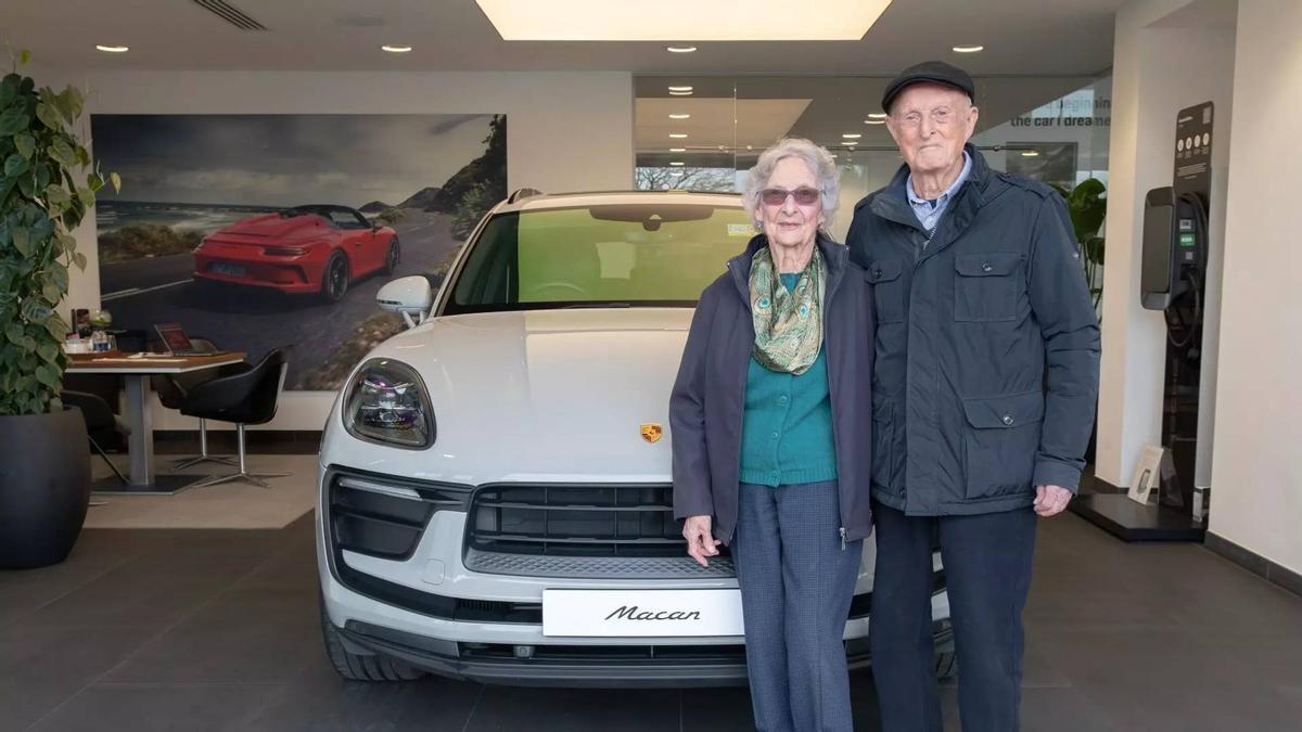 Els Evans amb el seu nou Porsche Macan