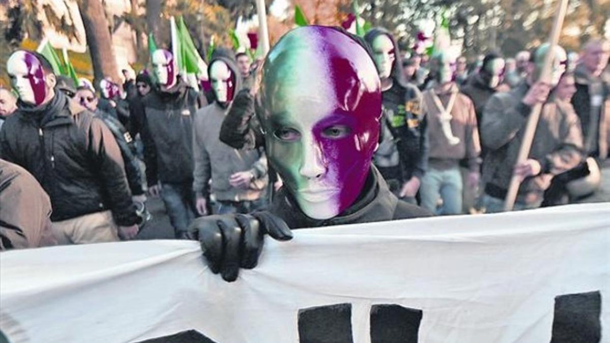 Un ultra de  Casa Pound en la manifestación de ayer en Roma.