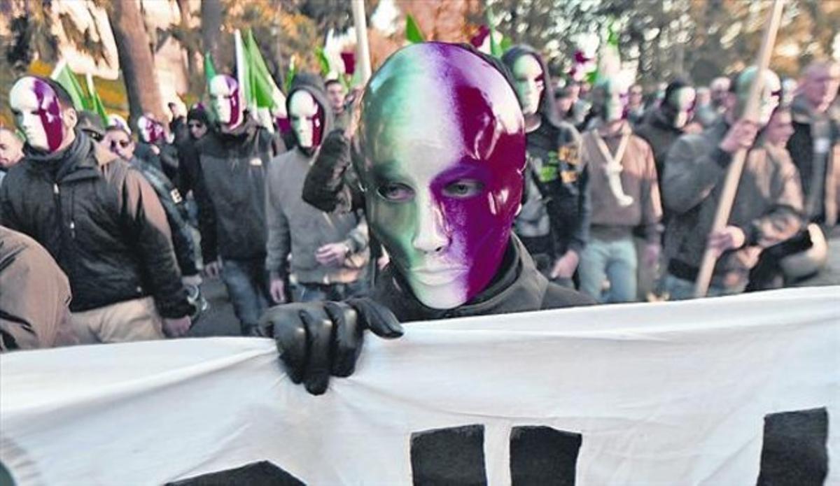Un ultra de Casa Pound, a la manifestació d’ahir a Roma. Un ultra de Casa Pound, a la manifestació d’ahir a Roma.