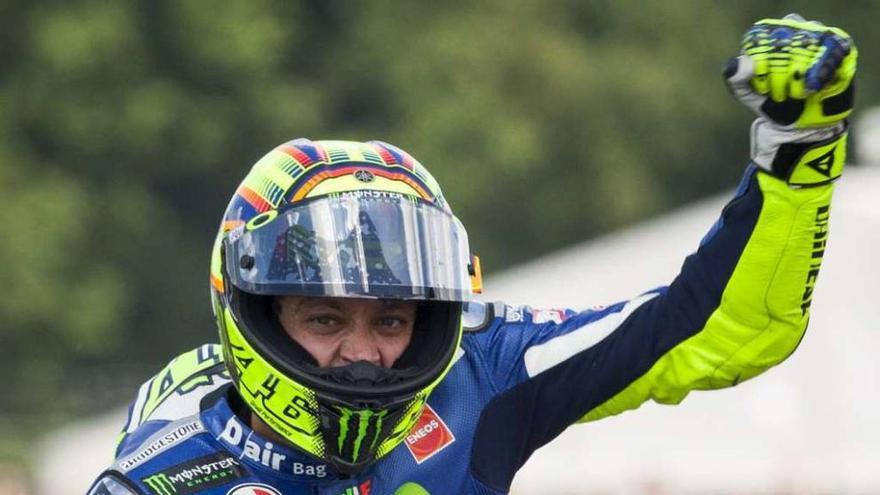 Valentino Rossi, todavía sobre la moto, celebra su victoria de ayer en Assen.