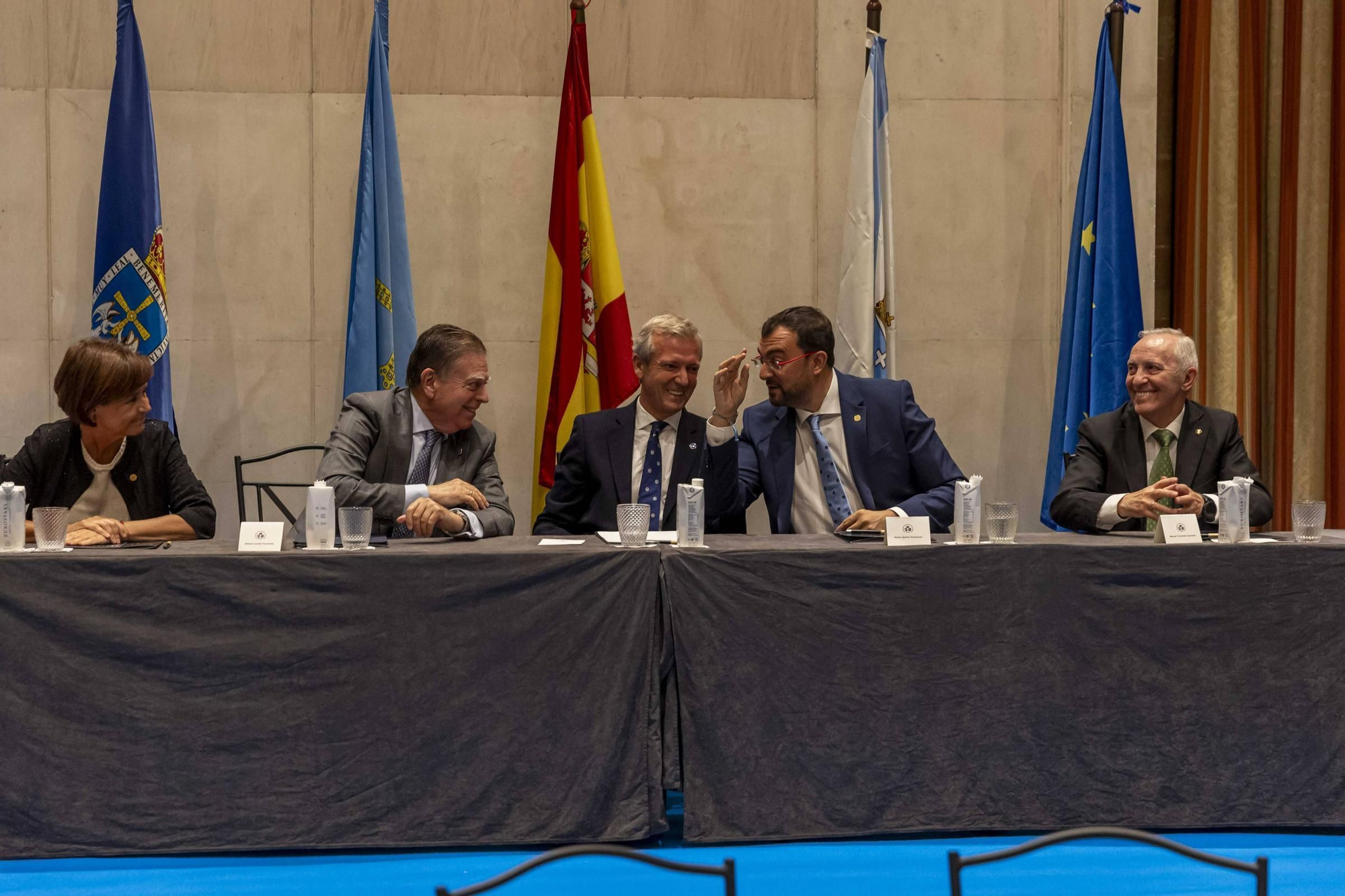 La Asociación Día de Galicia en Asturias entrega su medalla de oro a Adrián Barbón y Carmen Moriyón