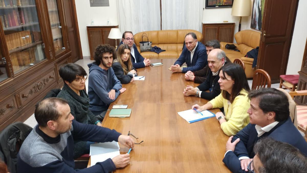 La comitiva del PPCV y el alcalde, Juanma Cerdá, se han reunido este jueves con la AMPA del IES Ramón Cid de Benicarló.